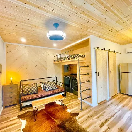 New Tiny Cabin Hot Tub Firepit Fenced Yard